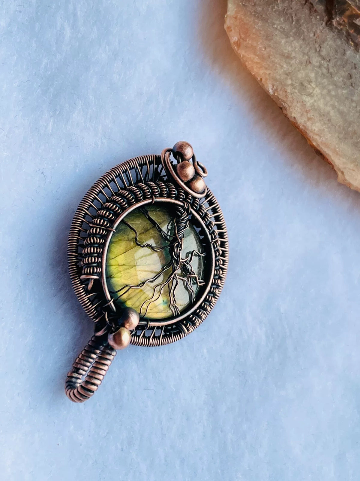 Ciondolo in Labradorite Artigianale con Filo di Rame