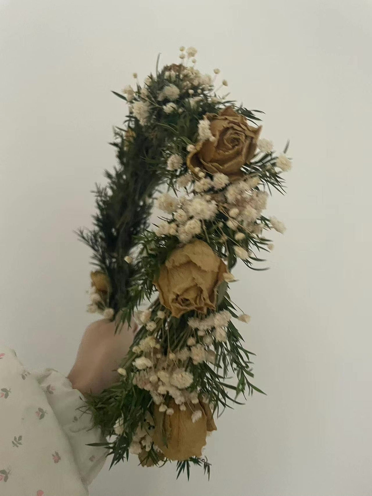 Tocado floral de rosas amarillas secas preservadas