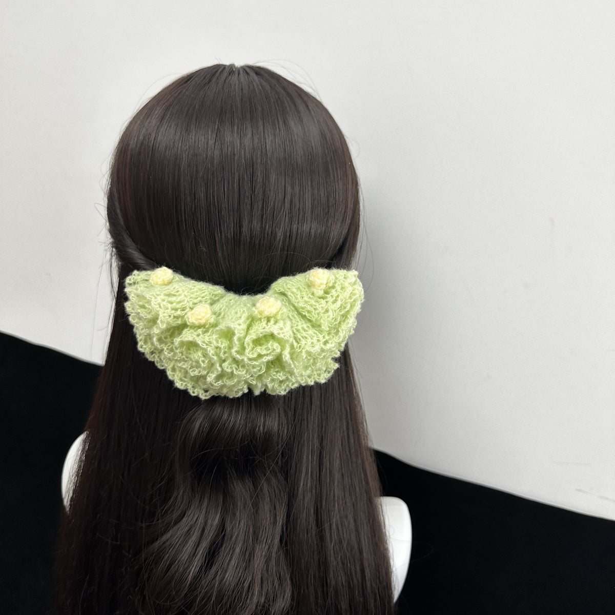 Handgemaakte gehaakte bloemenscrunchie pastelgroen