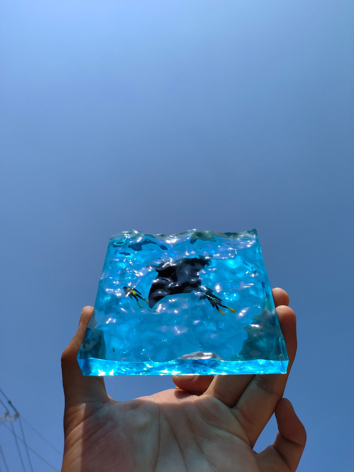 Ornamento in resina blu con razza manta e sub