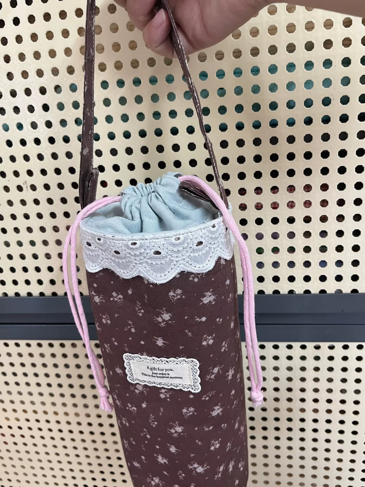 Bolsa de polvo de tela floral con cordón hecha a mano