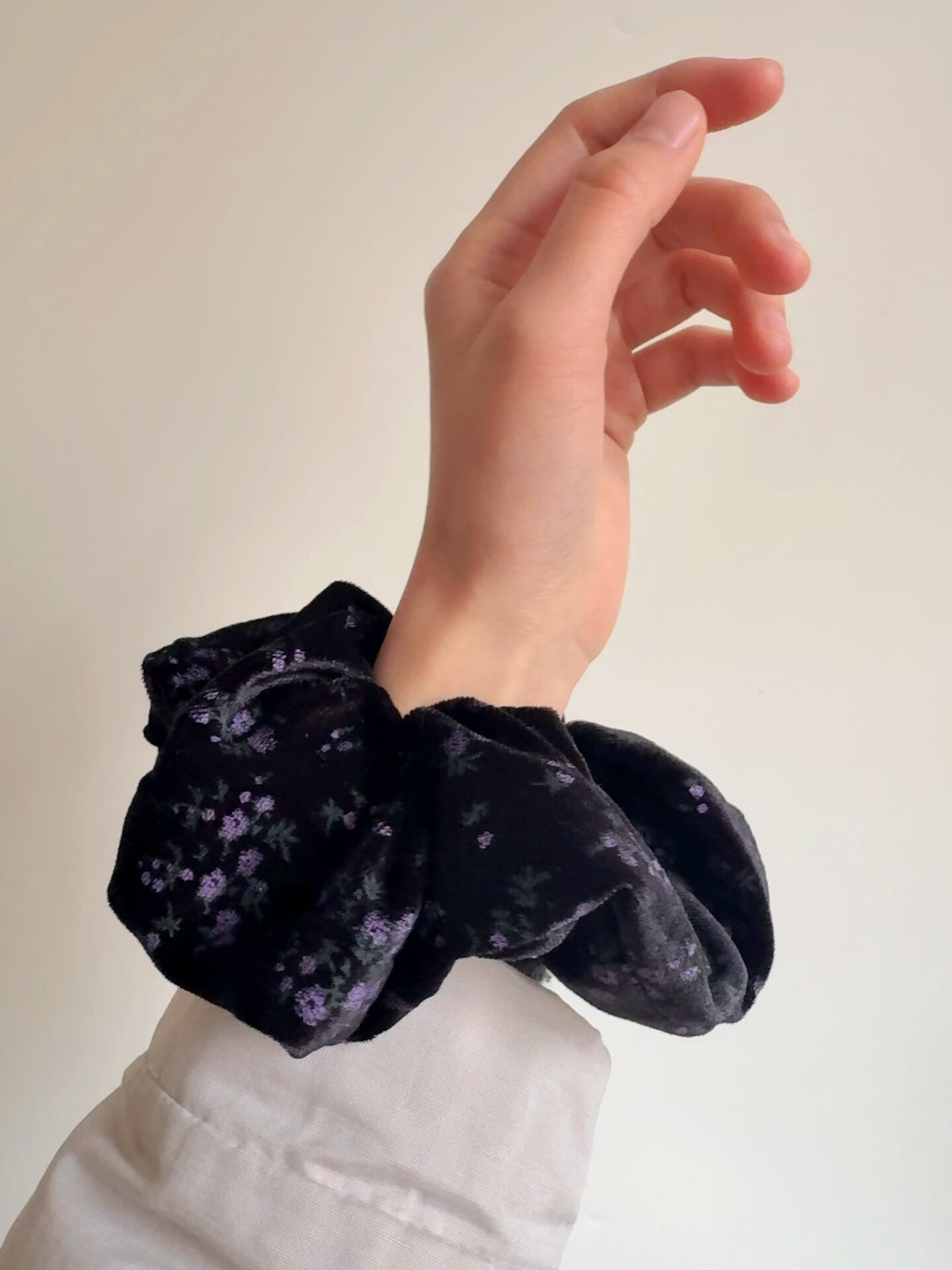 オーバーサイズ ベルベット 花柄 ヘアシュシュ