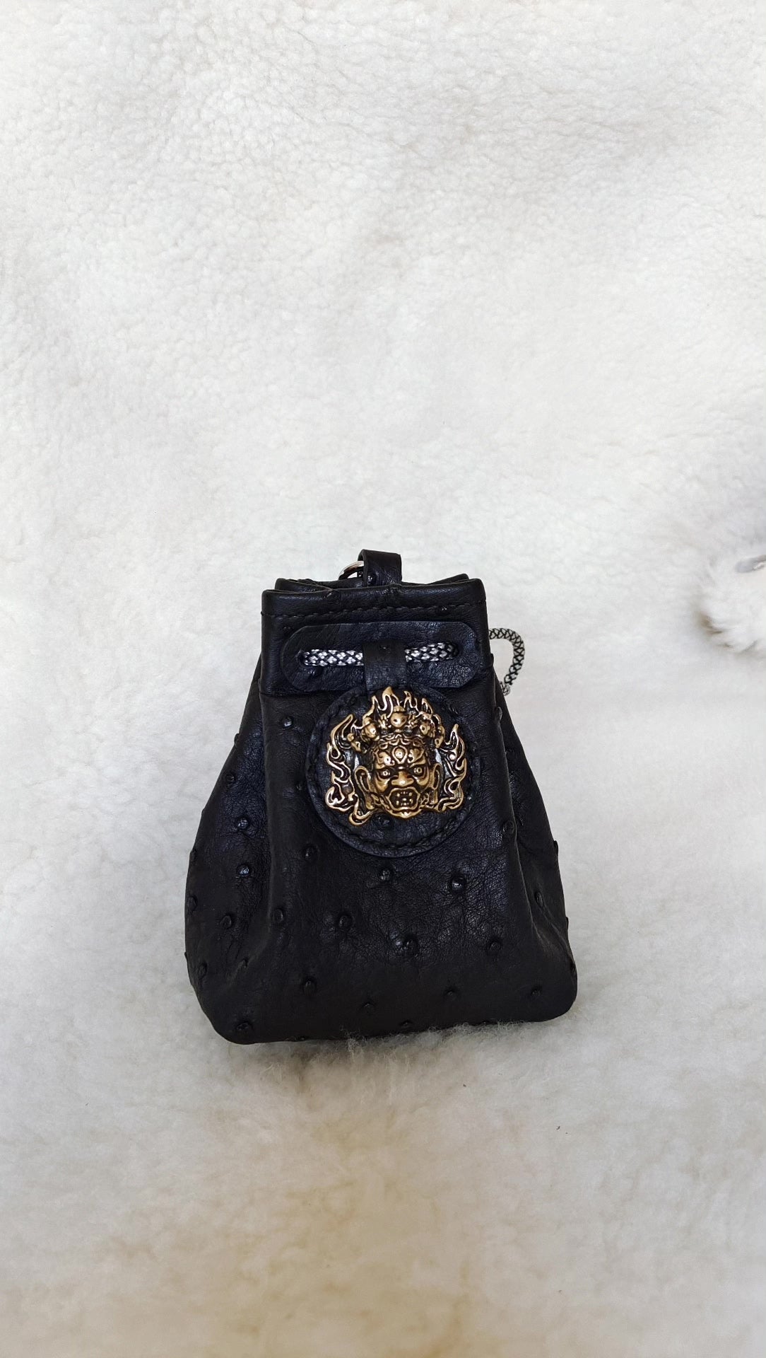 Bolsa para joyas de cuero de avestruz negro