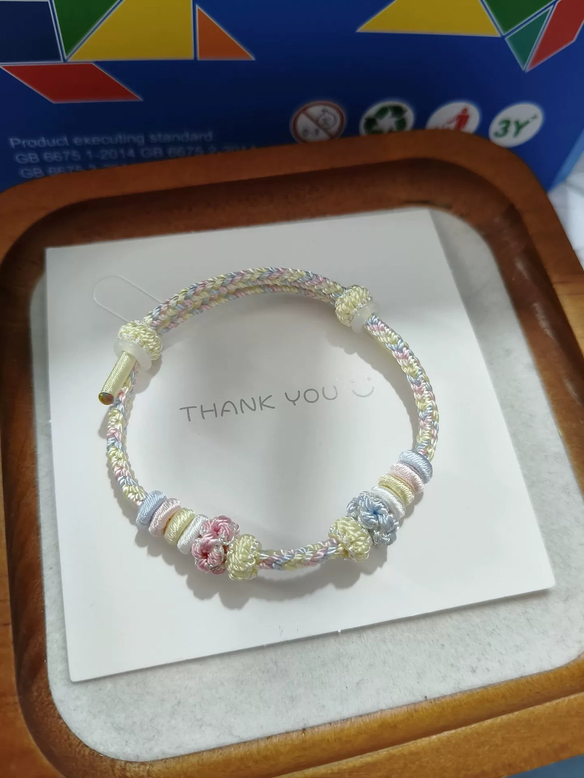 Bracelet en cordon arc-en-ciel avec fleurs nouudées