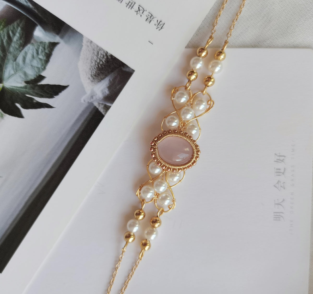 Braccialetto con quarzo rosa, perle e oro