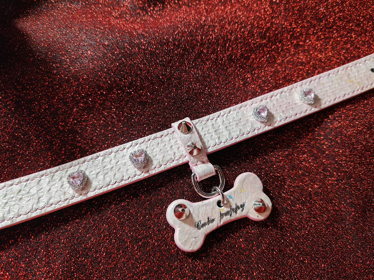 Rosa halsband med ormkmönster, hjärtan och strass