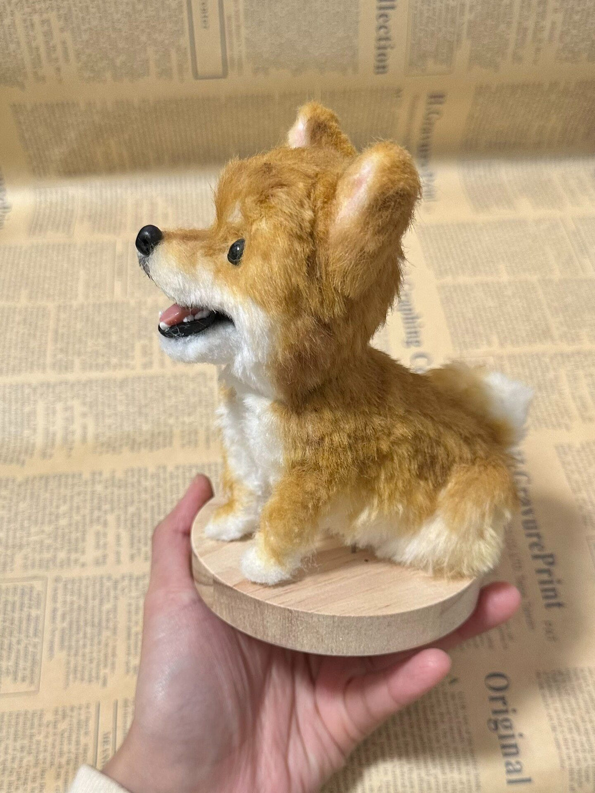 木製ベース付きウールコーギーフィギュア