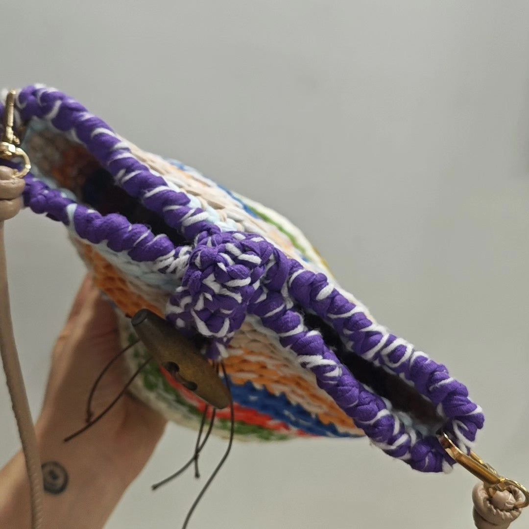 Borsa a spalla all'uncinetto a righe multicolori