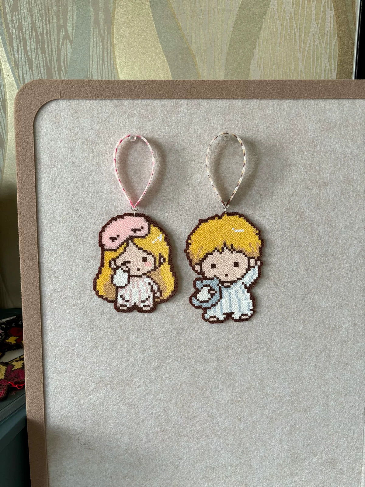 Coppia di charm artigianali in pixel