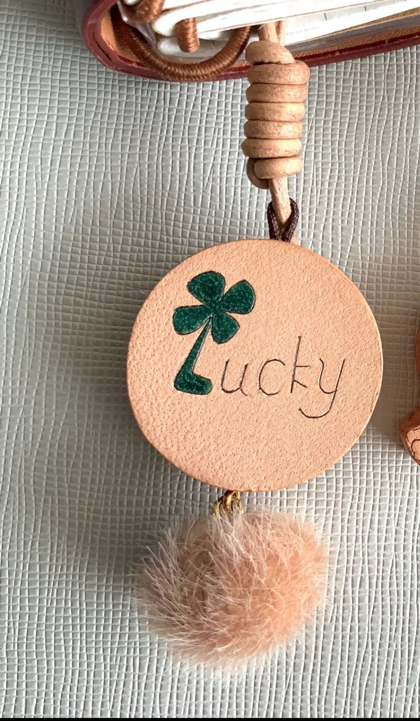 Handgesneden lederen charm set