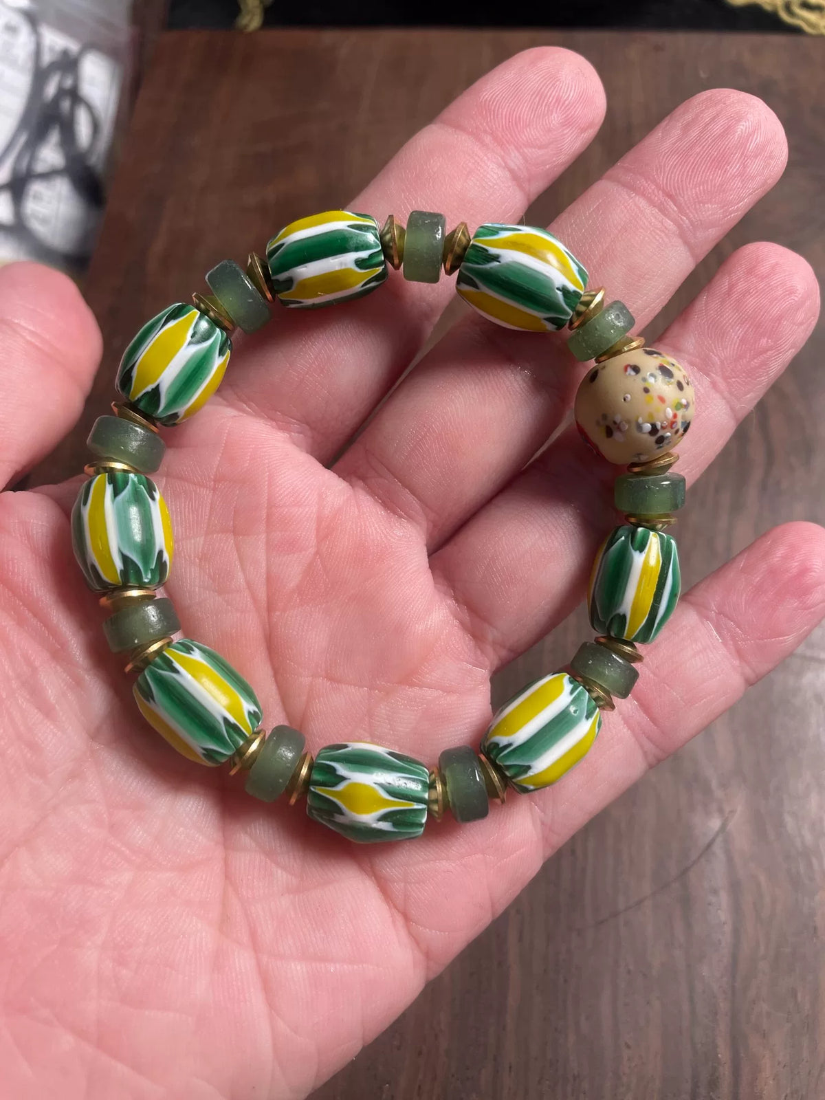 Handgefertigtes Glasperlenarmband Zitronengelrün
