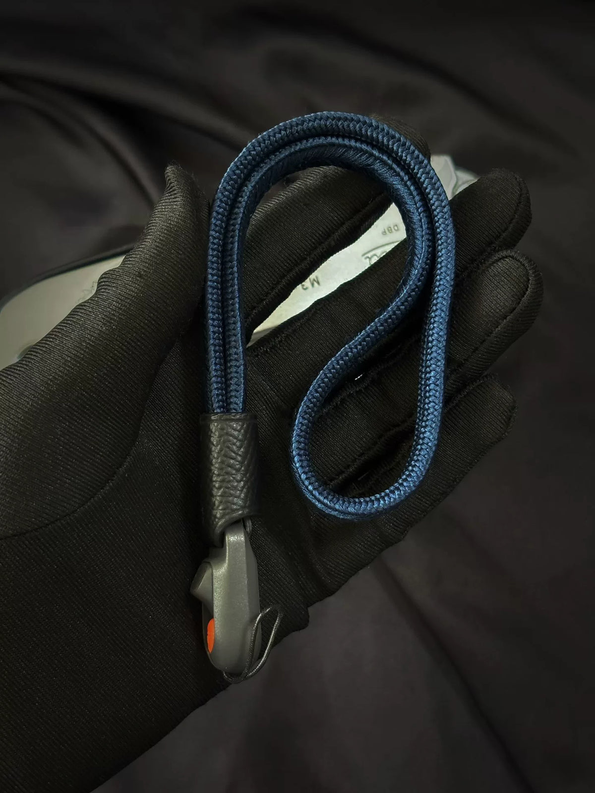Handvävt handledband i djupblå siden