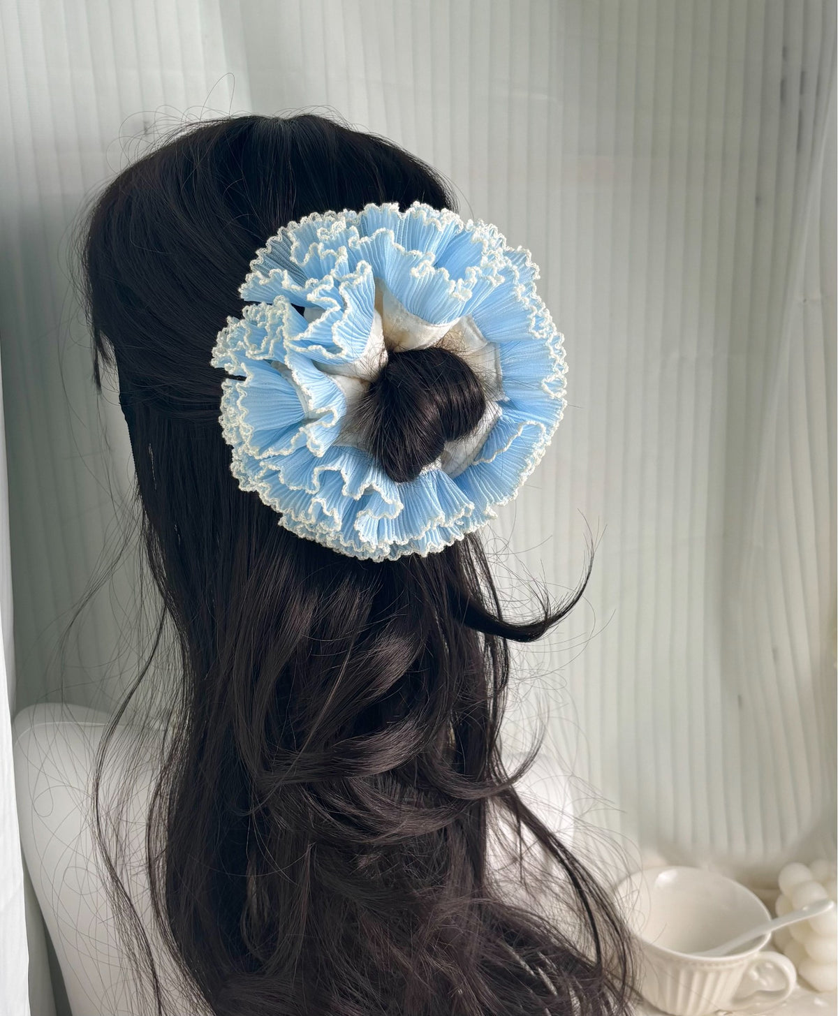 Lichtblauwe witte hortensia scrunchie