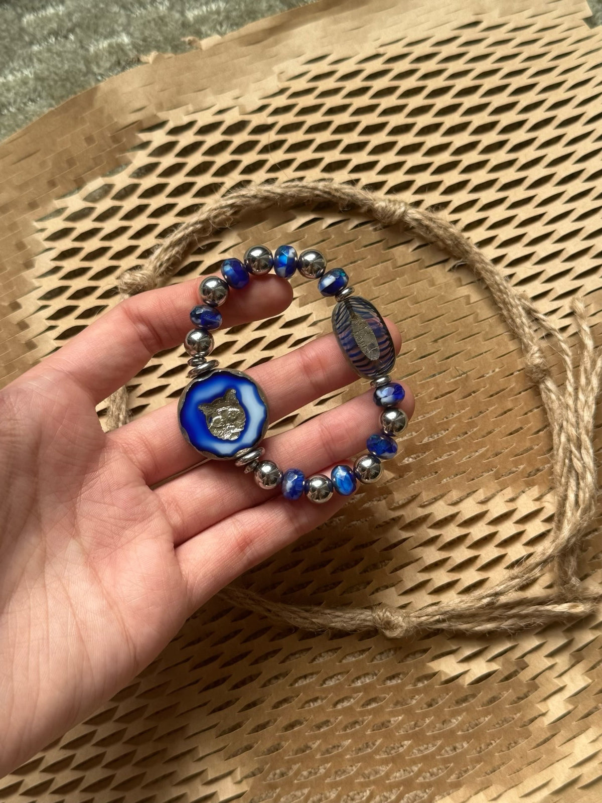 Bracciale con gufo in perline blu per polso piccolo