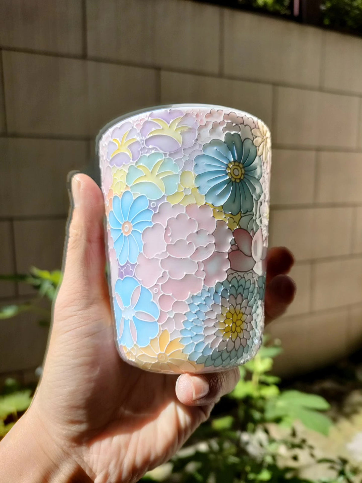 Handbemalte Porzellantasse mit Blumenmotiv