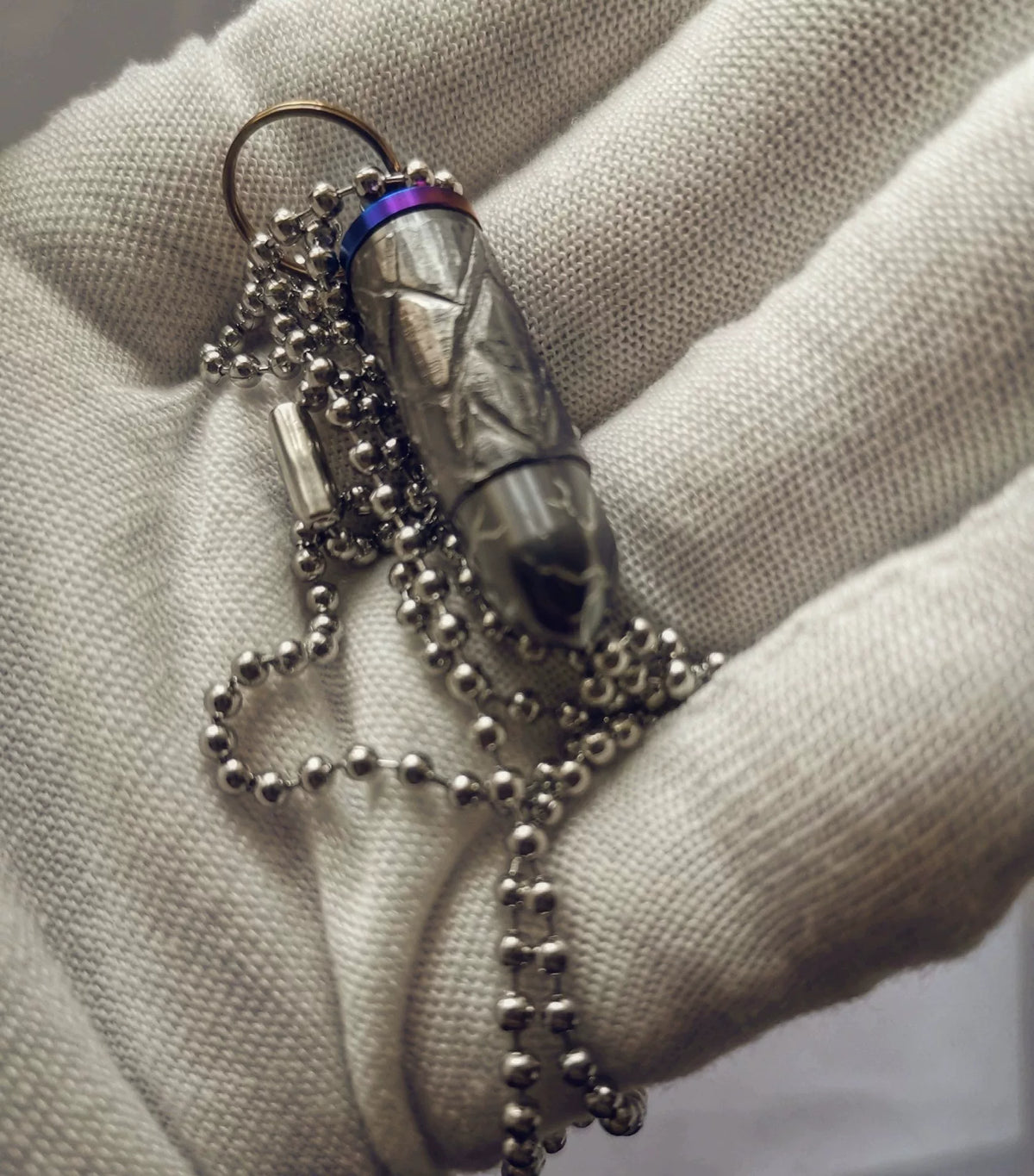 Collier pendentif balle en titane avec capuchon anodisé