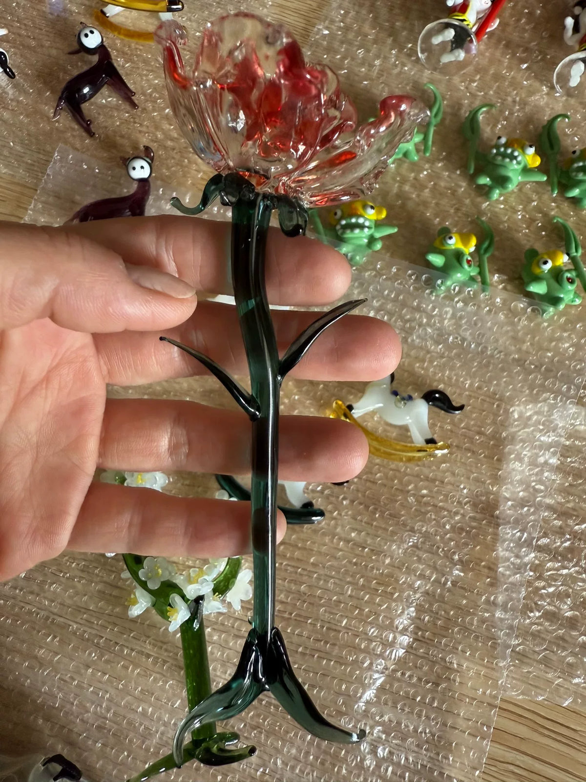 Handgjord blomskulptur i glas, röd gradient