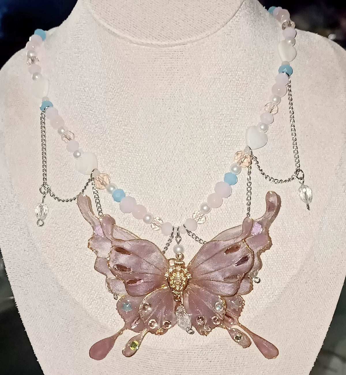 Collar, broche y pinza de mariposa en resina hecho a mano