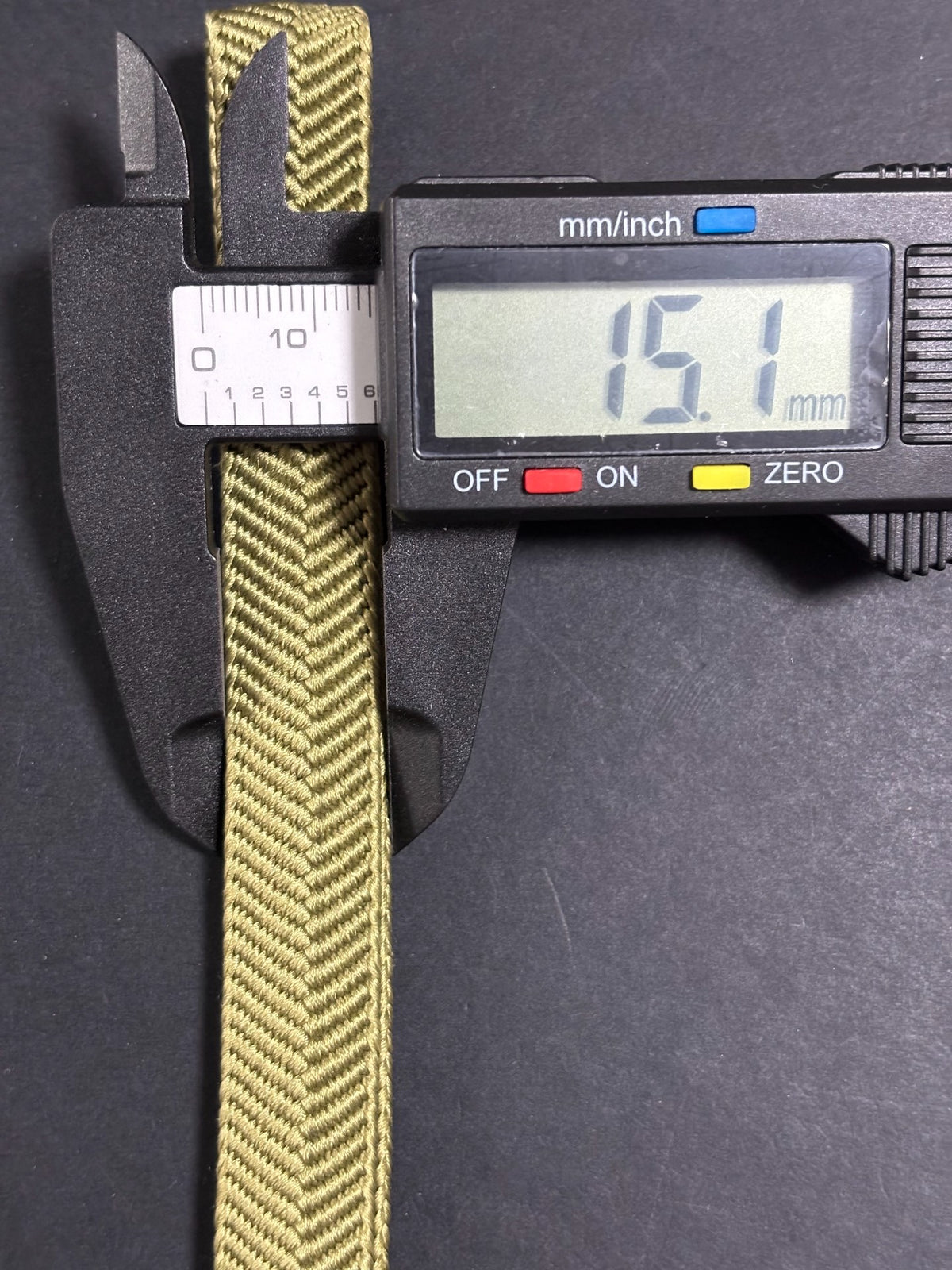 Kamera-Handgelenkriemen aus japanischer Seide in Olive