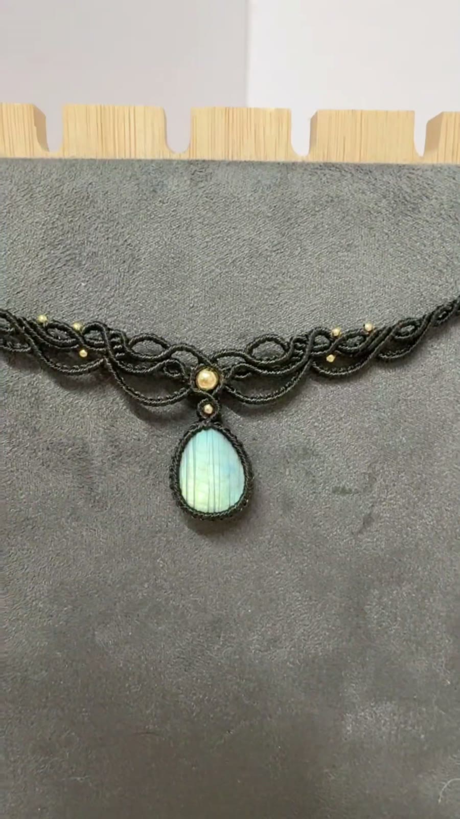 Collana Choker in Macramé Nero Intrecciata a Mano con Ciondolo in Labradorite