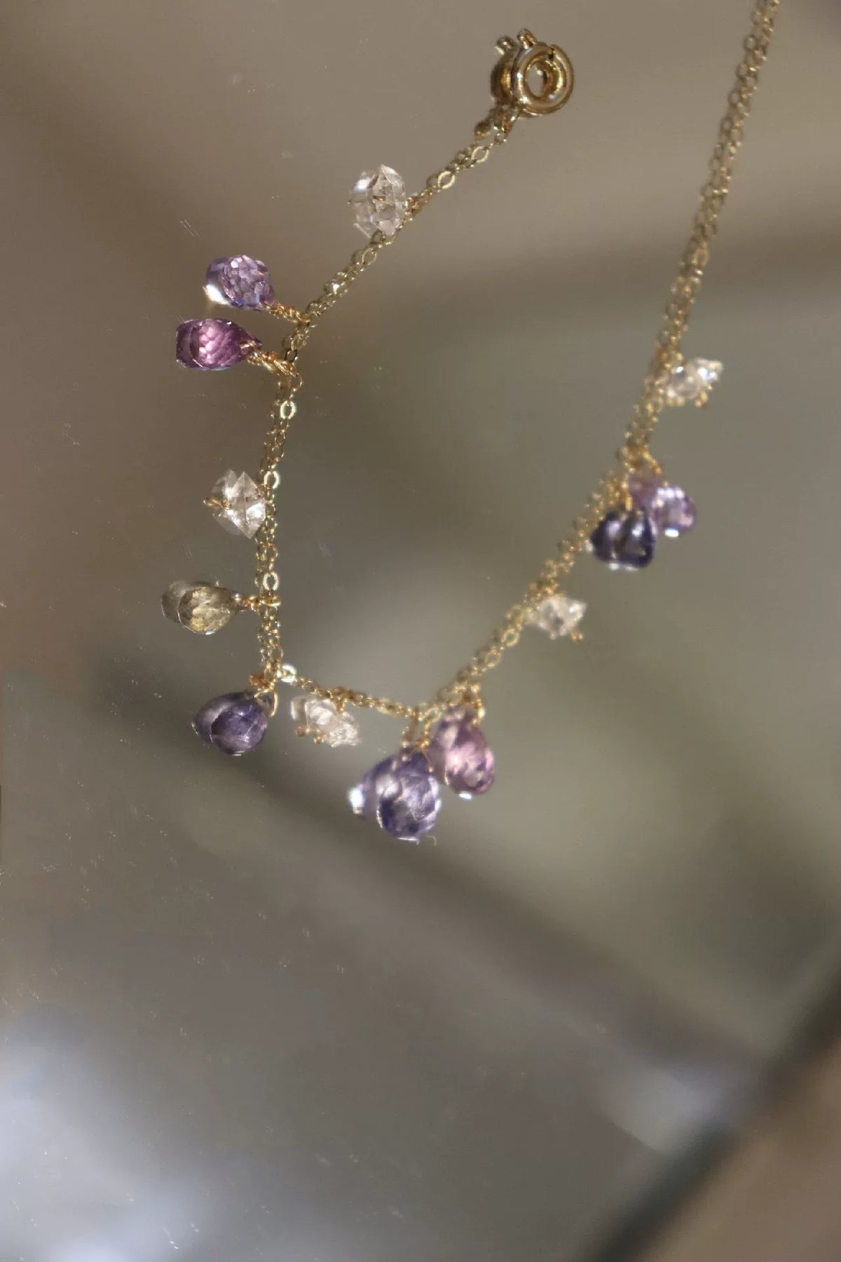 Braccialiale con charm in pietre dure e oro riempito