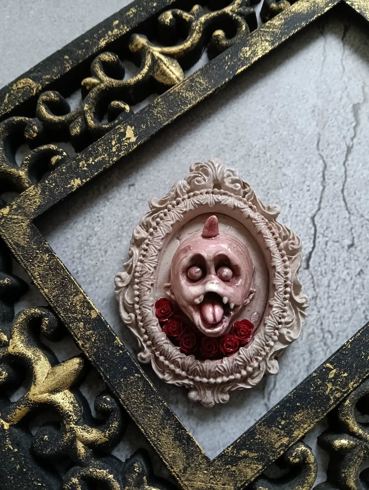 Broche de cabeza de demonio gótico con rosas rojas