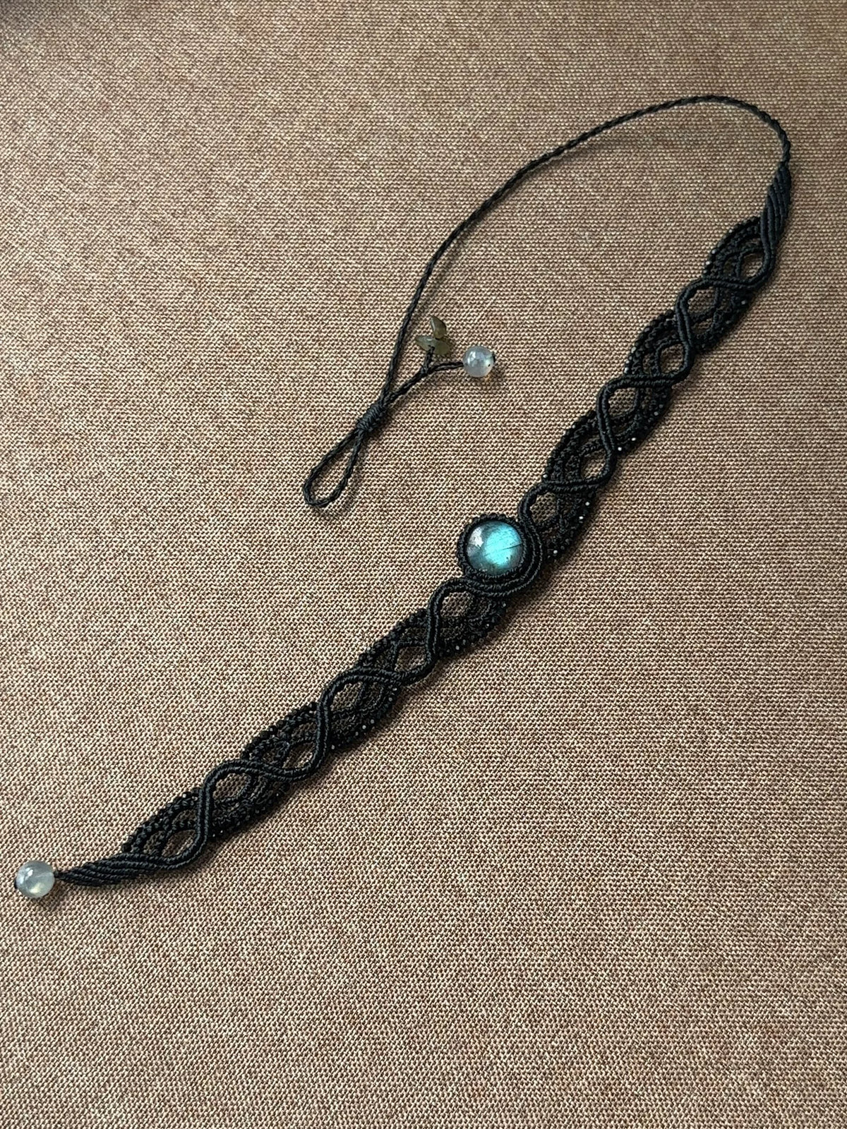 Svart makrame med labradorit choker och runt armband