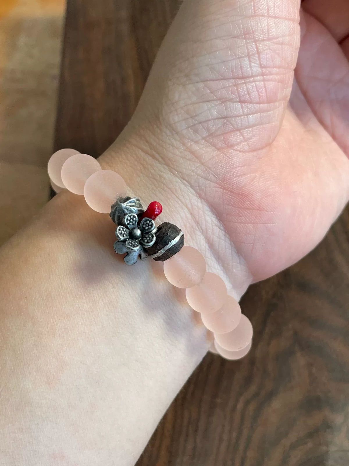 Armband met mat lichtroze glazen kralen