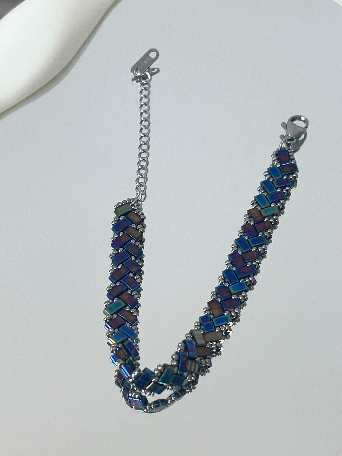 Bracciale con Piastrine e Perline in Gunmetal Iridescente