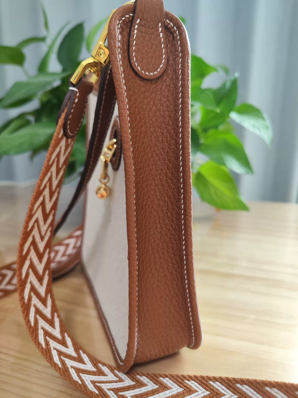 Handgefertigte Schultertasche aus beigem Canvas und Leder