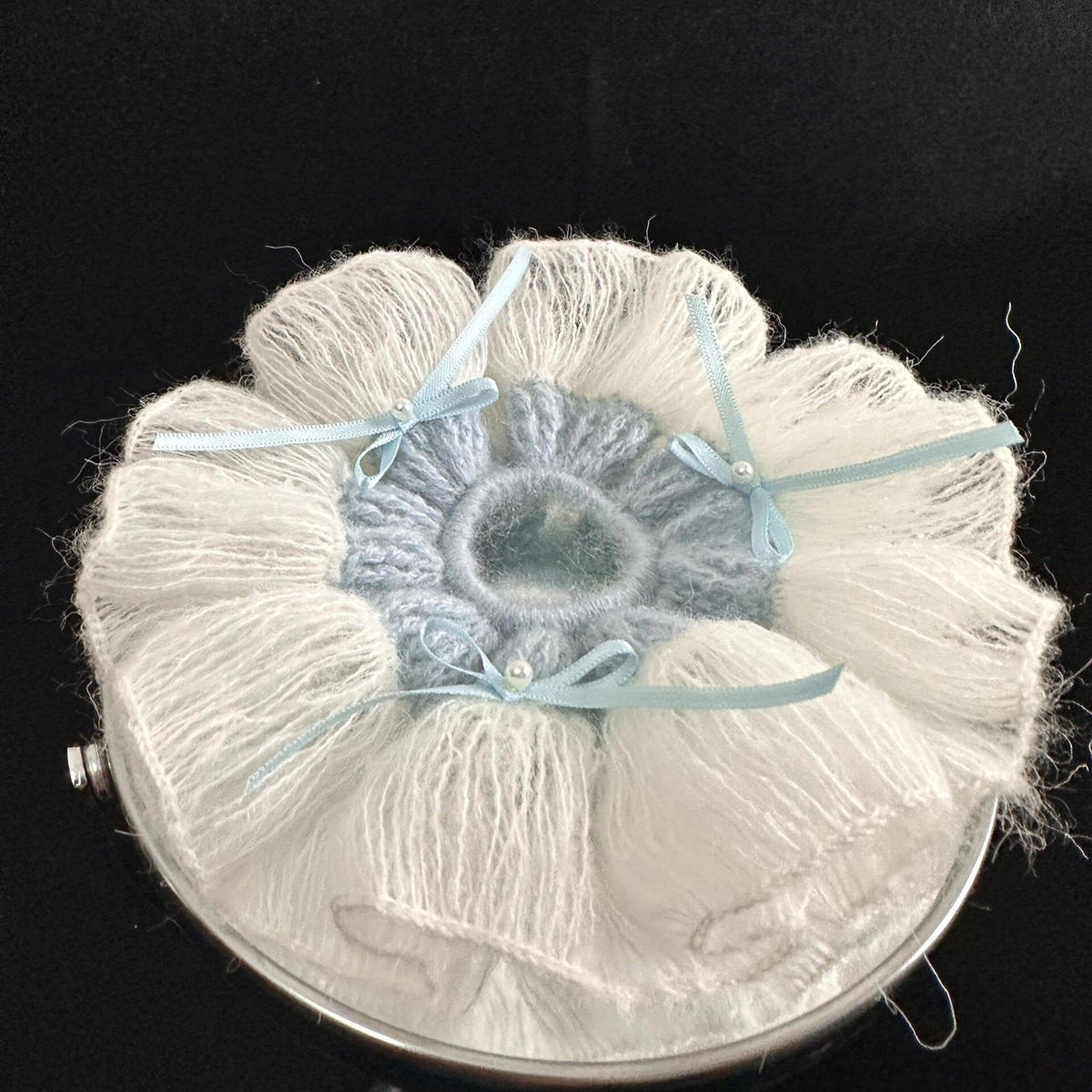 Scrunchie de Cabelo Floral em Croché Feito à Mão Azul e Branco