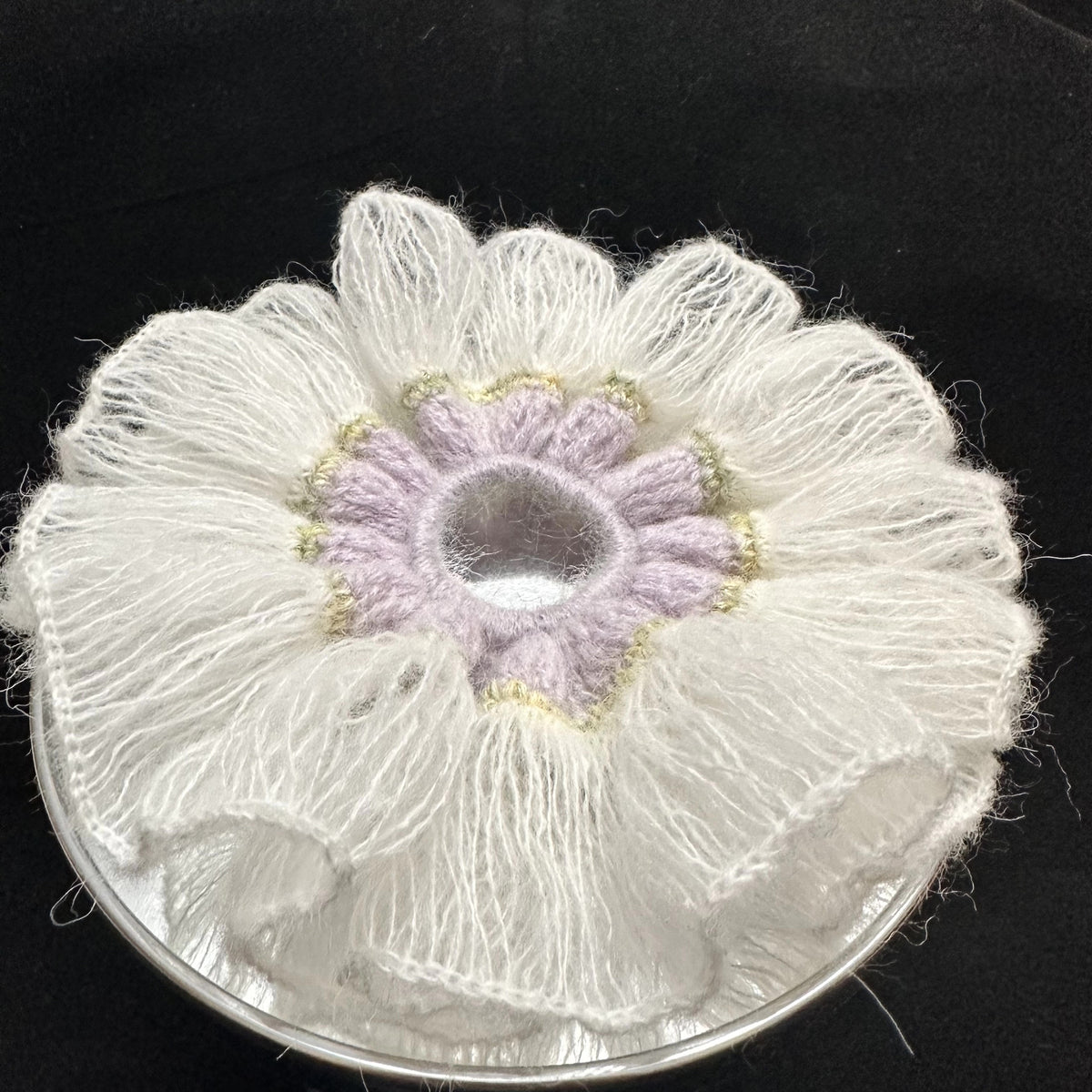 Handgefertigter Häkel-Scrunchie mit Blumenmuster in Weiß und Lavendel