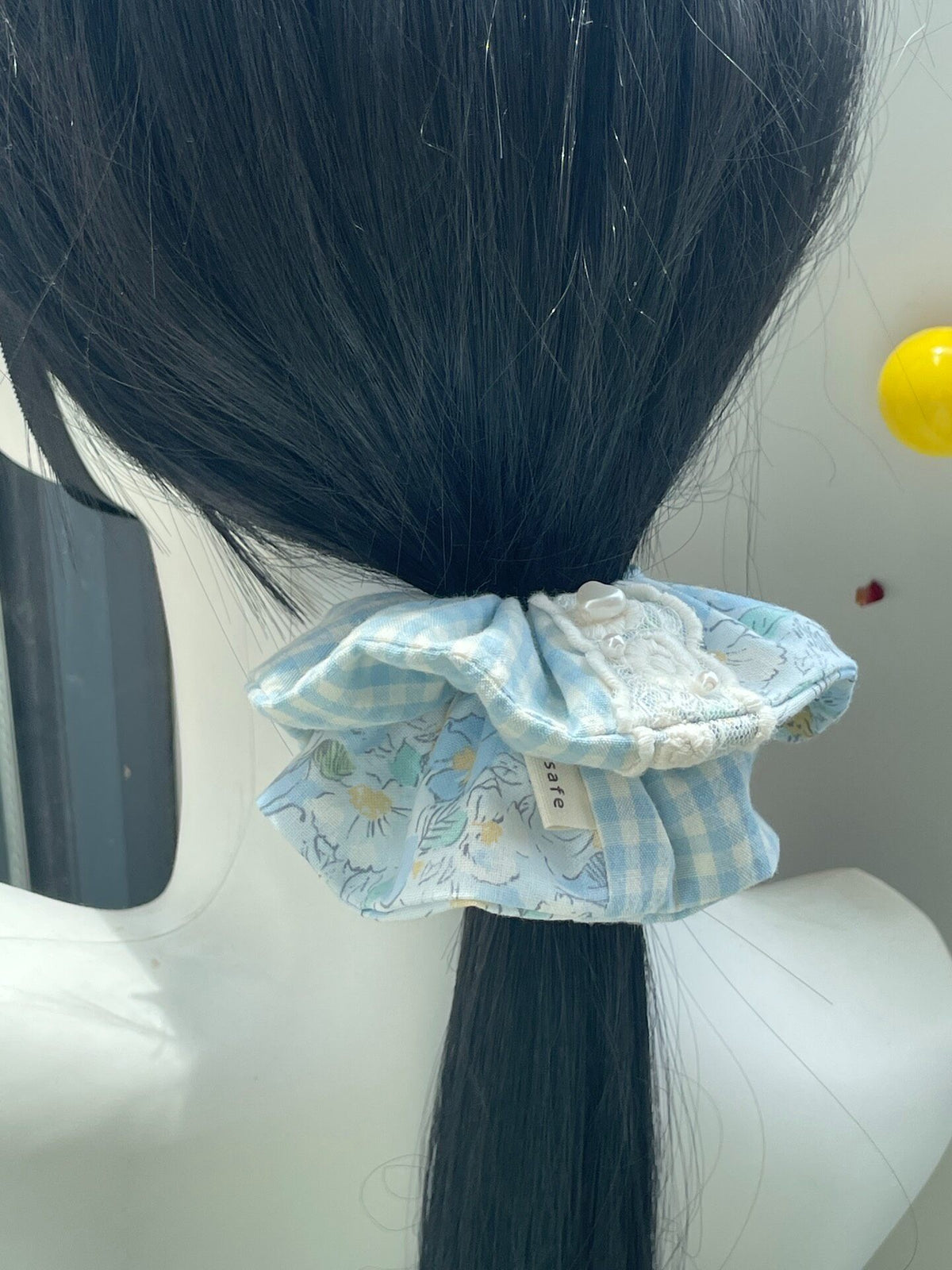 Hellblauer Blumen-Vichy-Scrunchie mit Spitze