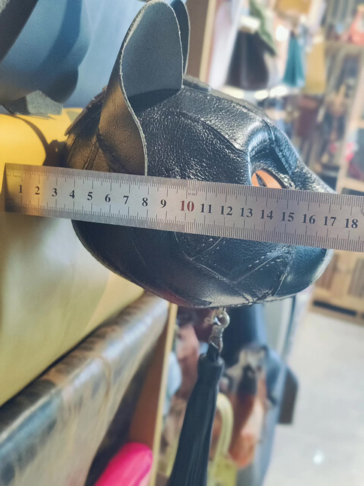 Borsa in pelle nera a testa di gatto