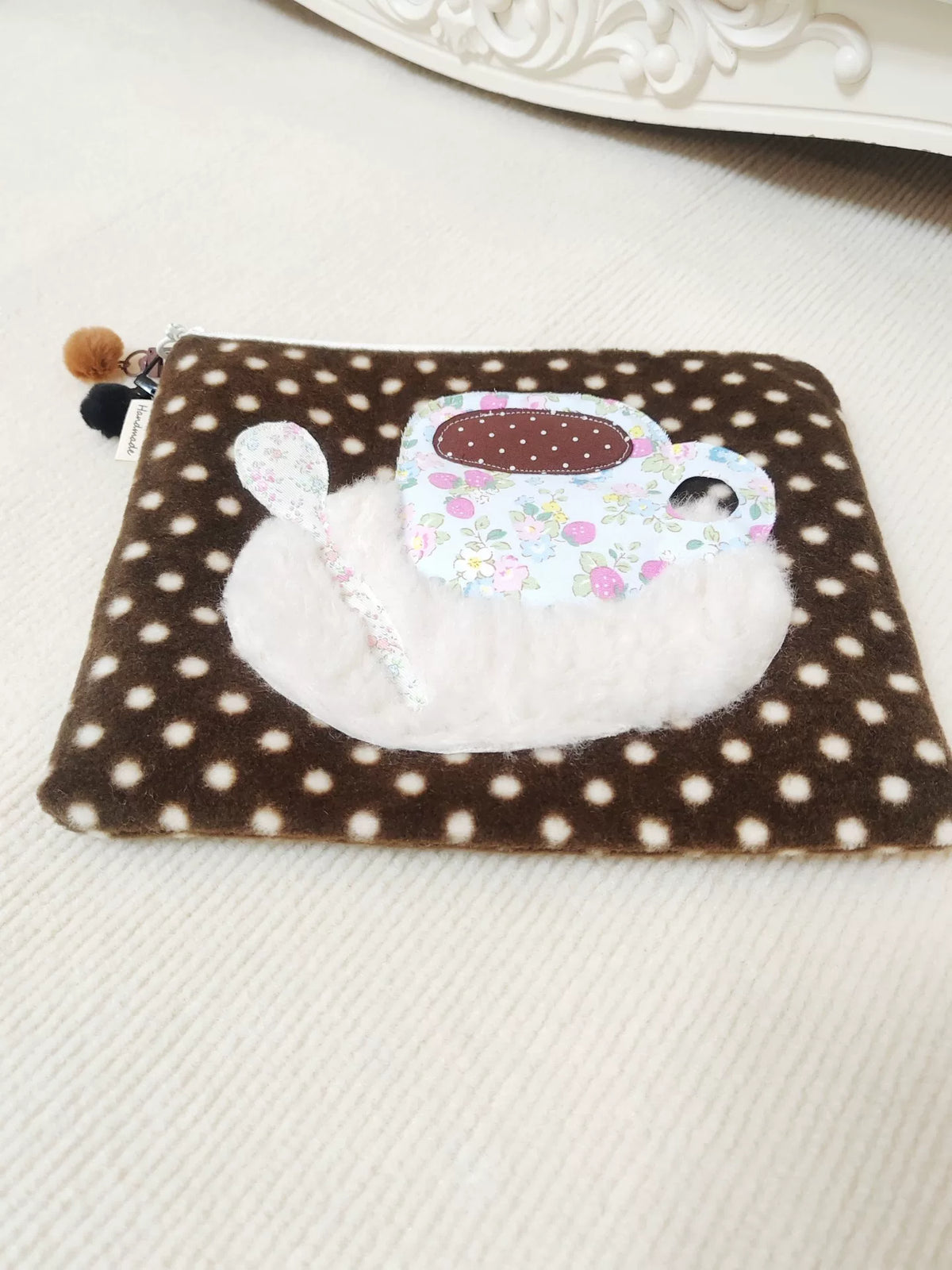 Estuche de peluche con lunares hecho a mano
