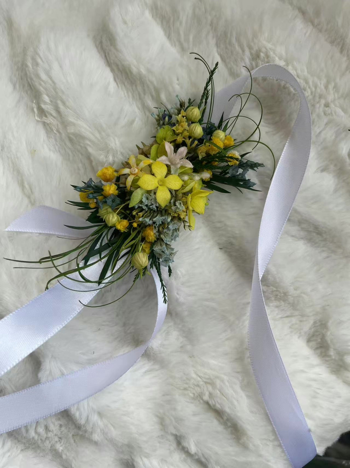Ramo de muñeca con flores preservadas estilo bosque