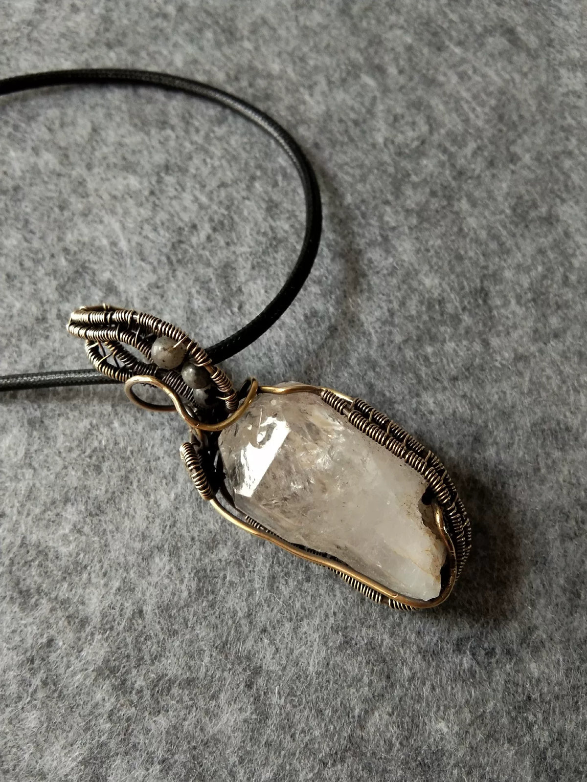 Herkimer-Quarz-Anhänger mit Messing-Drahtumwickung