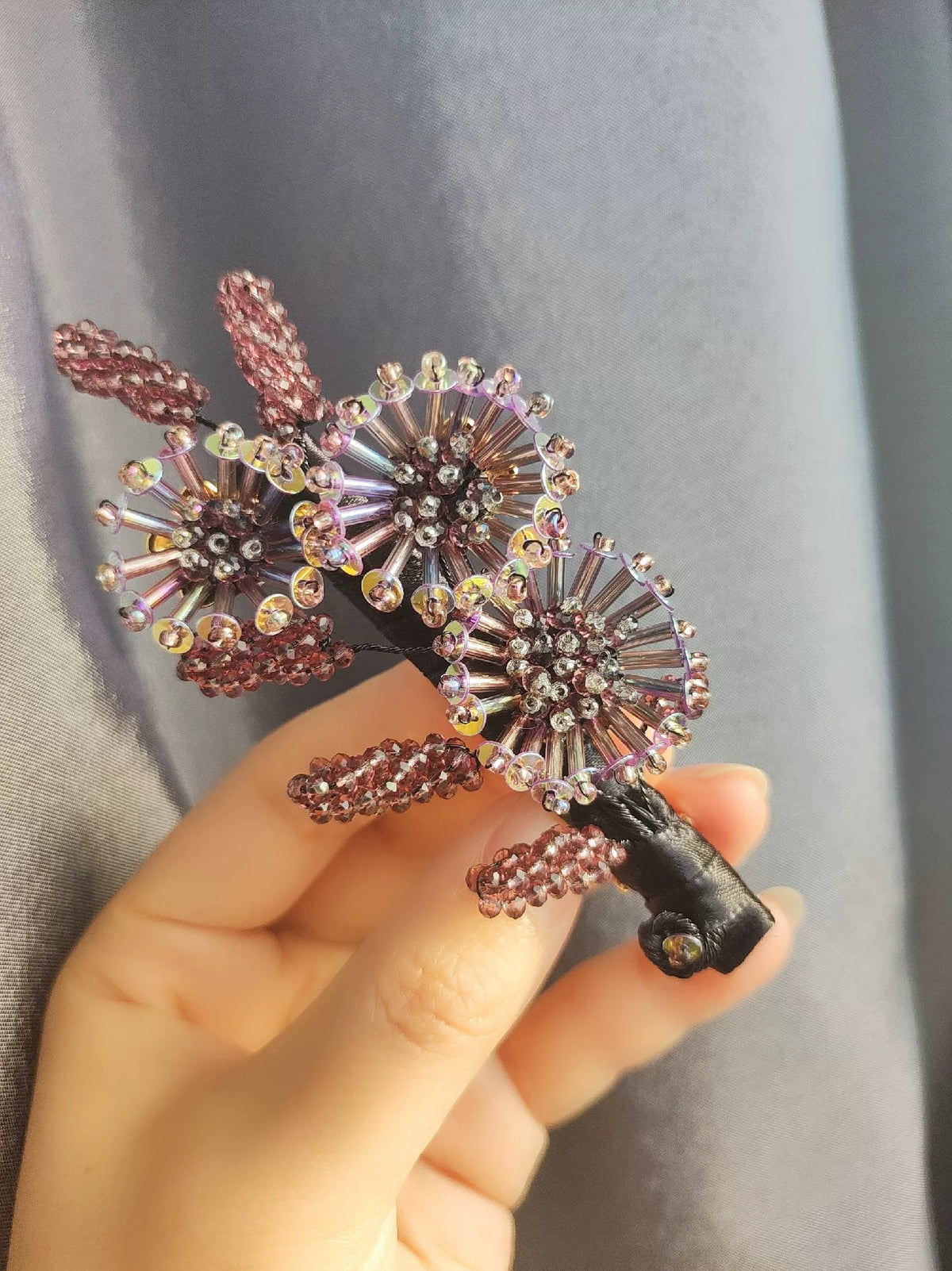 Presilha de Cabelo de Bico de Pata com Denteão em Contas