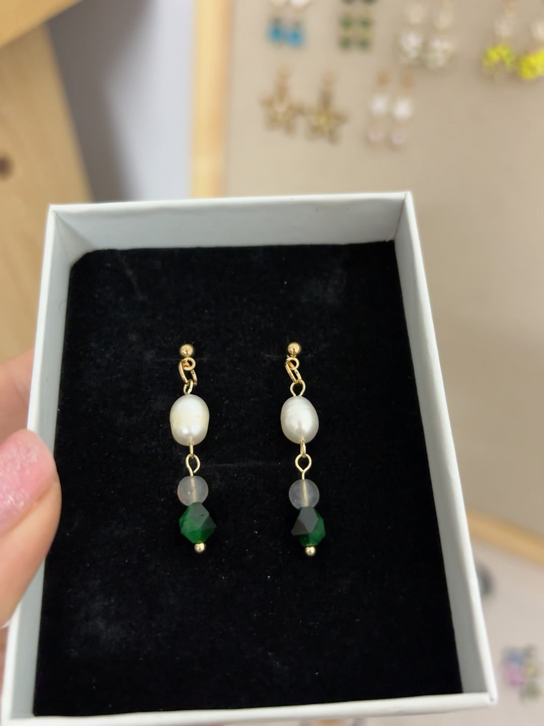 Boucles d'oreilles pendantes perle d'eau douce et perle verte