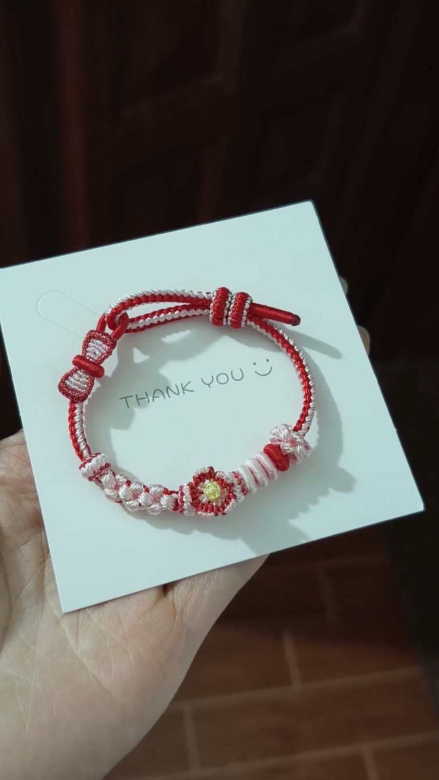 Pulsera de Flor Roja y Blanca Trenzada a Mano