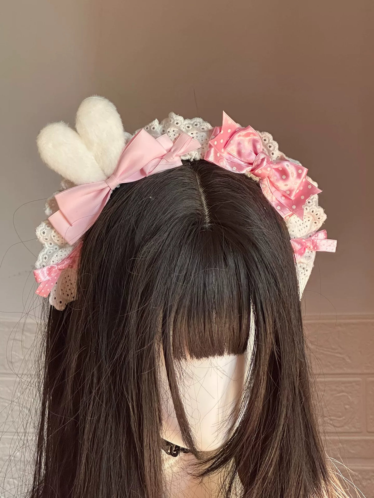 Weißes Plusch-Hasenohr-Hanband mit rosa Schleife