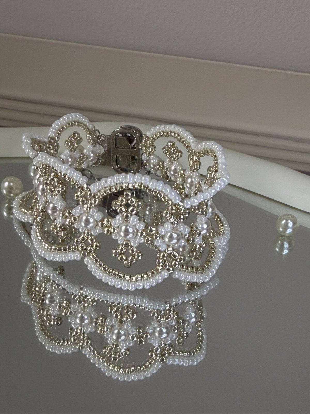 Perlenarmband in Spitzenoptik mit Blumendesign