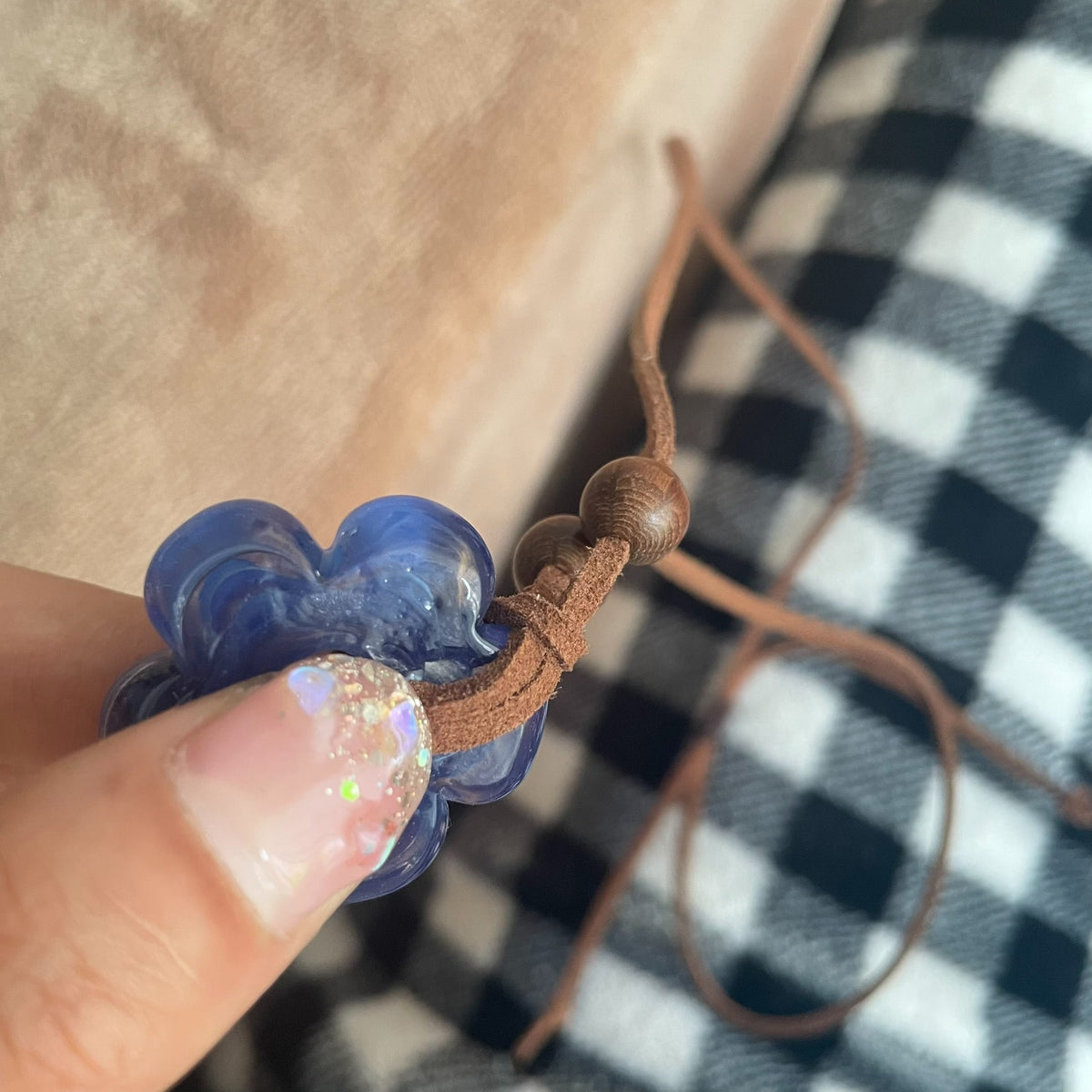 Handgefertigte blaue Glas-Blumenkette