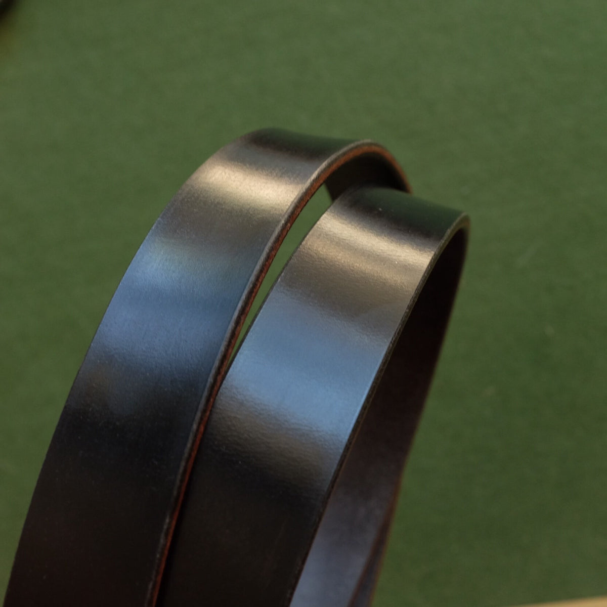 Ceinture en cuir noir artisanal avec boucle en cuivre
