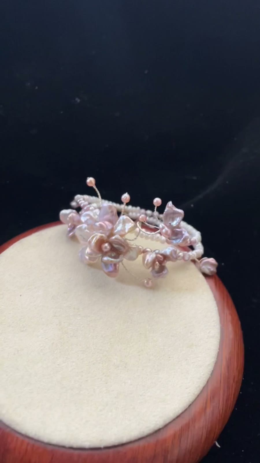 Bracciale con perle naturali barocche, fiori e farfalla