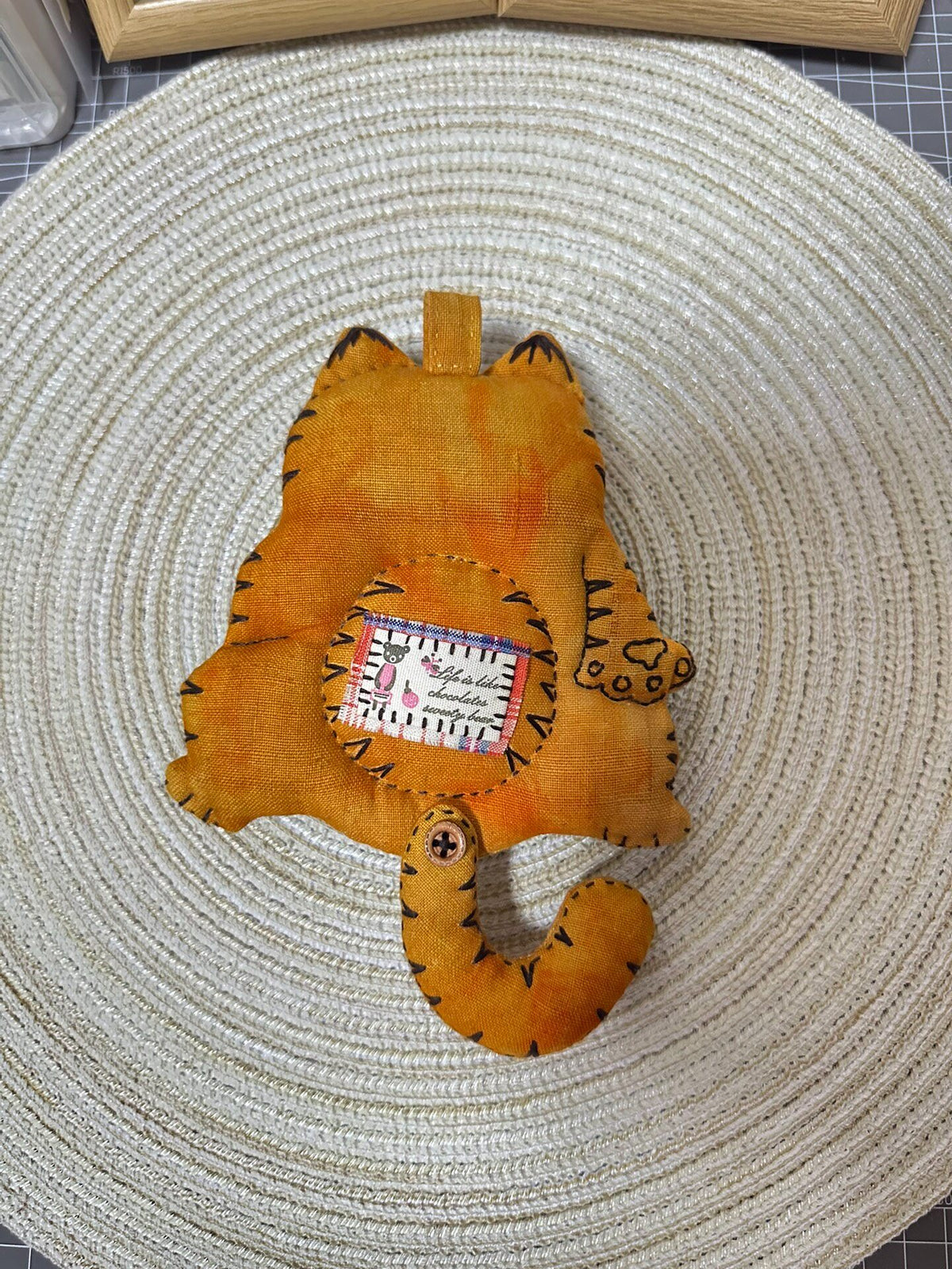 Handgefertigtes pflanzlich gefärbtes Stoff-Kuscheltier Orange Katze