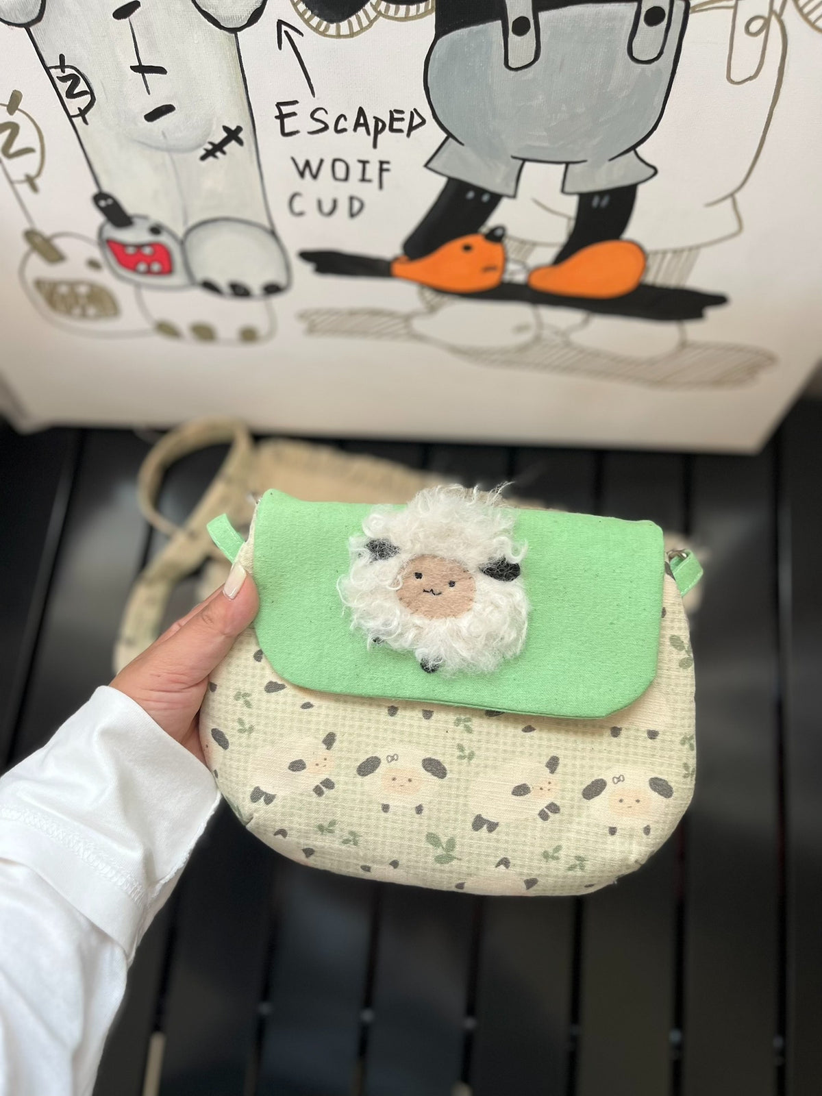 Bolso bandolera de oveja en tela tierra hecho a mano