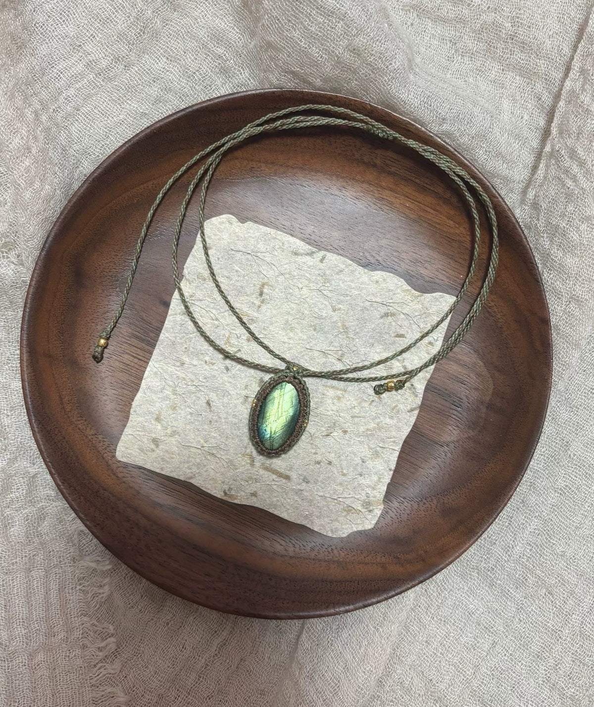 Collar de labradorita tejido a mano con cordón verde oliva oscuro