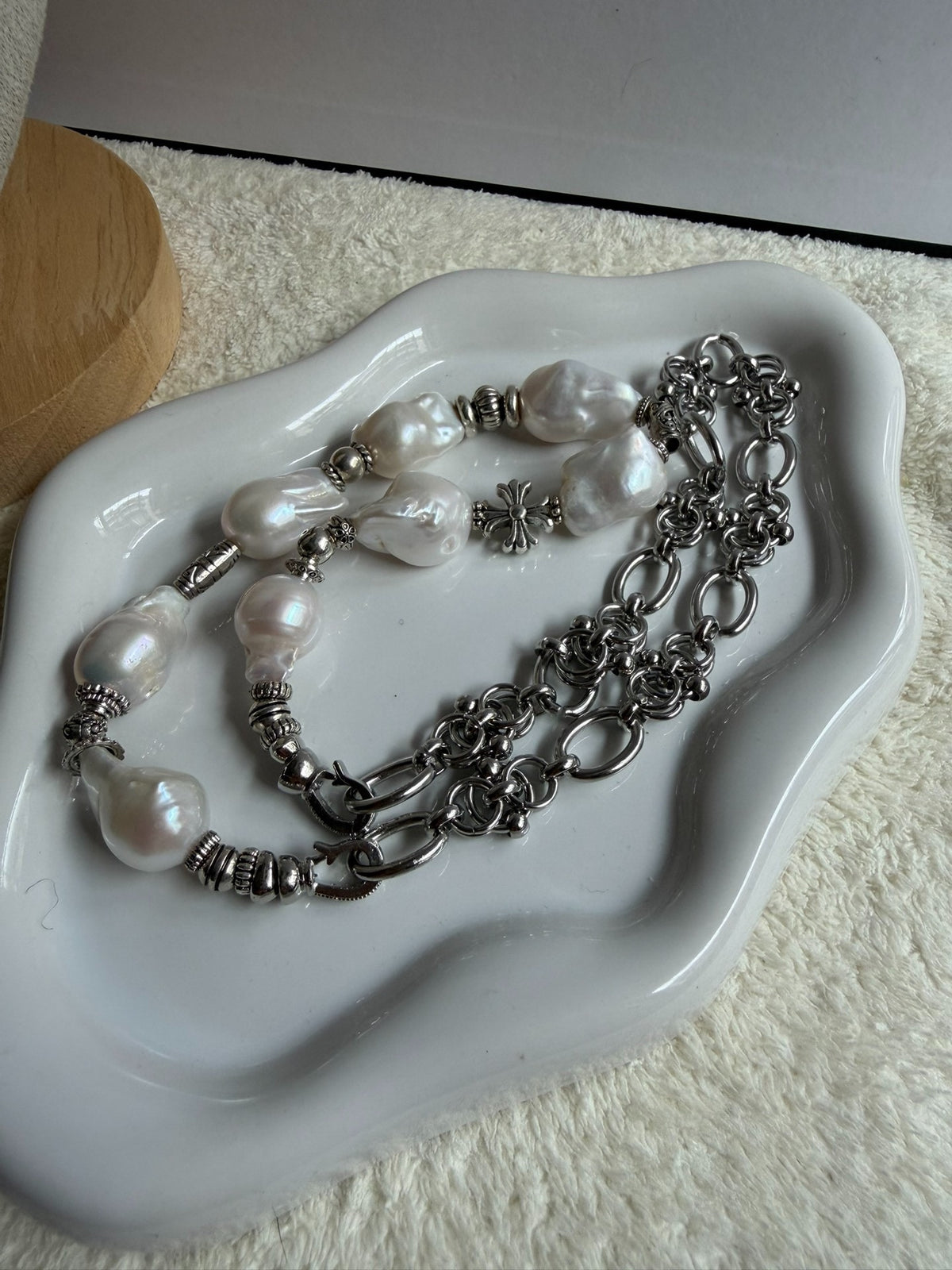 Collier asymétrique en perles d'eau douce et métal argenté