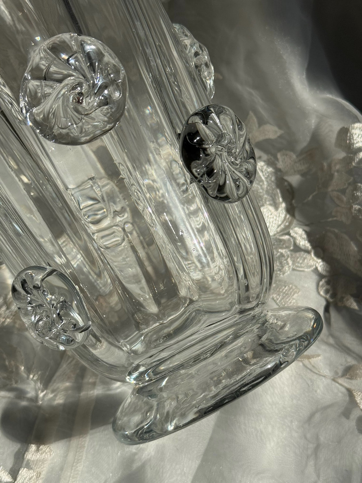 Vase en verre transparent relief de roses 27cm